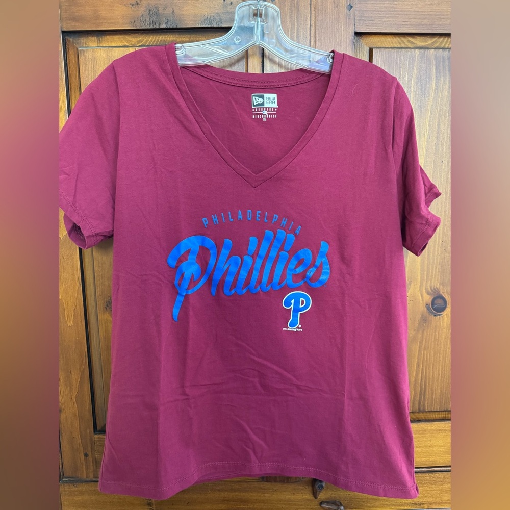 5th & Ocean New Era Phillies Ladies XL Maroon Cotton V-Neck Teeshirt. NWOT